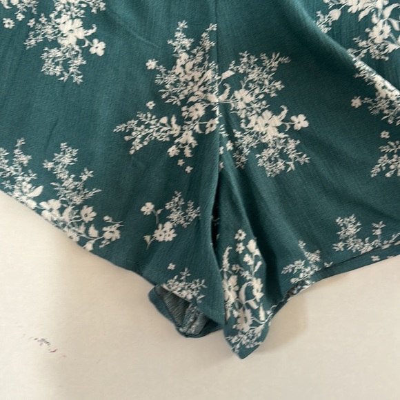 NWT FLORAL SHORTS JUMPER RUFFLED SLEEVES ELASTIC WAIST IN SIZE LARGE - Picture 4 of 4